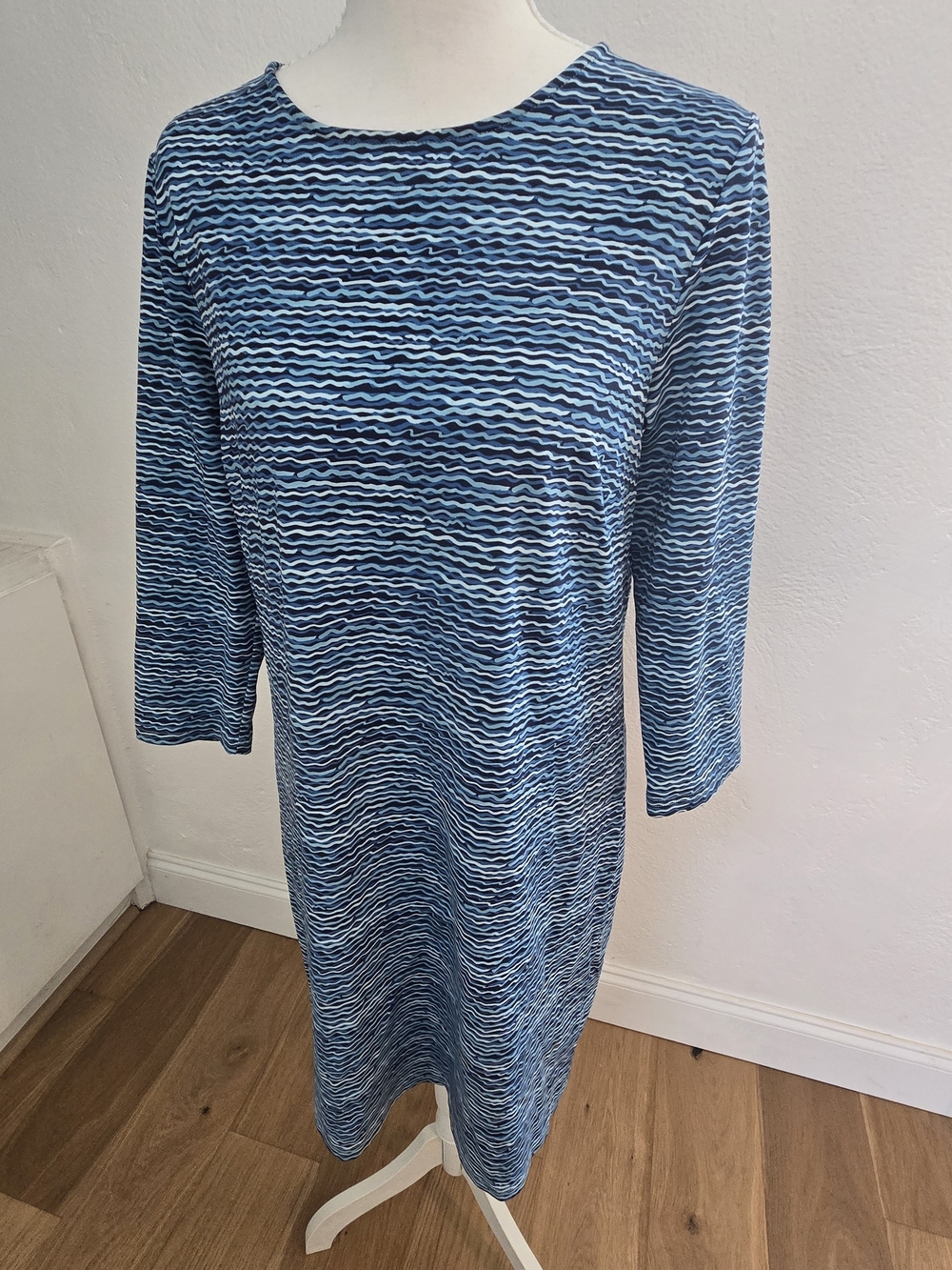 Southern Tide Leira performance dress wave printout with 3/4 sleeves. Size S
